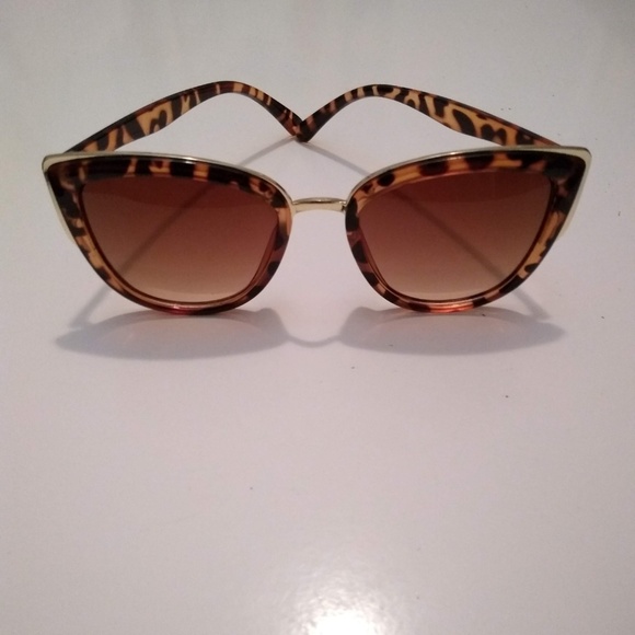 1 LEFT✨ Tortoise Shell Oversize Cat Eye Sunglasses - Picture 2 of 3